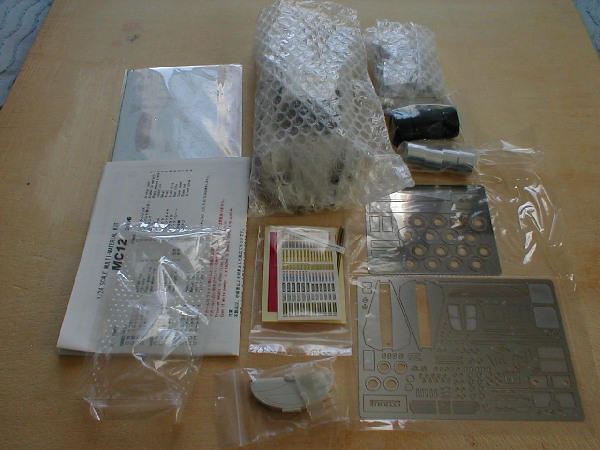 http://www.modellismo.net/forum/attachments/statico-recensioni-kit/27547d1168780016-auto-maserati-mc12-1-24-e-jan-mc_contenuto.jpg