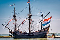 Half Moon Corel (autocostruzione)-halve-maen-volendam-kingsday.jpg