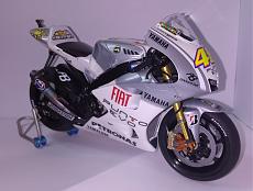 Waltercalz Gallery (Moto)-yzr-m1-fr.jpg