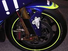 Foto dettagli yamaha M1 Rossi 2004 versioni "Go!!!" e "Gauloises"-m-1-3.jpg