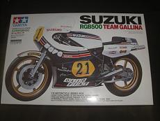 [moto] tamiya 1/12 yamaha wcm yzr500 99 red bull-tamiya-1_12-suzuki-rgb500-team-gallina.jpg