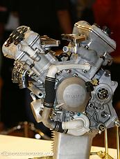 [moto] Motogp reference ufficiale-honda_rc211v_engine-1-.jpg