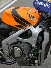 [moto] Motogp reference ufficiale-122_rc211vtest_detail2zoom-honda_rc211v_gp-engine_view-1-.jpg