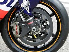 [moto] Motogp reference ufficiale-122_rc211vtest_wheelzoom-honda_rc211v_gp-front_wheel_view-2-.jpg