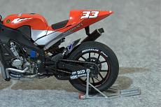 Yamaha M1 2004 n 33 Melandri-m1-04-l38.jpg