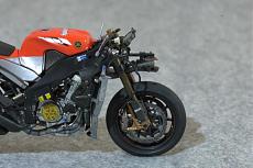 Yamaha M1 2004 n 33 Melandri-m1-04-l39.jpg