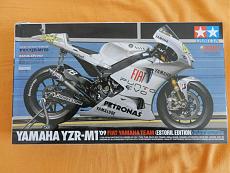 [MOTO] Tamiya Yamaha YZR M1 2009 Estoril 1/12-qmgbr.jpg
