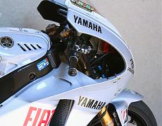 [1/12 MOTO] Tamiya Yamaha M1 2009-m1_03.jpg