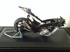 [MOTO] Tamiya Yamaha M1 2009 1/12 - Detail-up forcelle Tamiya-imageuploadedbyforum1476178045.515910.jpg