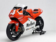 Yamaha yzr 500 Max Biaggi 2000-7.jpg