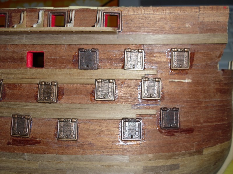 22- SAM 2136
Fissaggio Incintoni, Parasartie e Mantelletti tutt'attorno all'apertura dei Portelli-Cannoni.